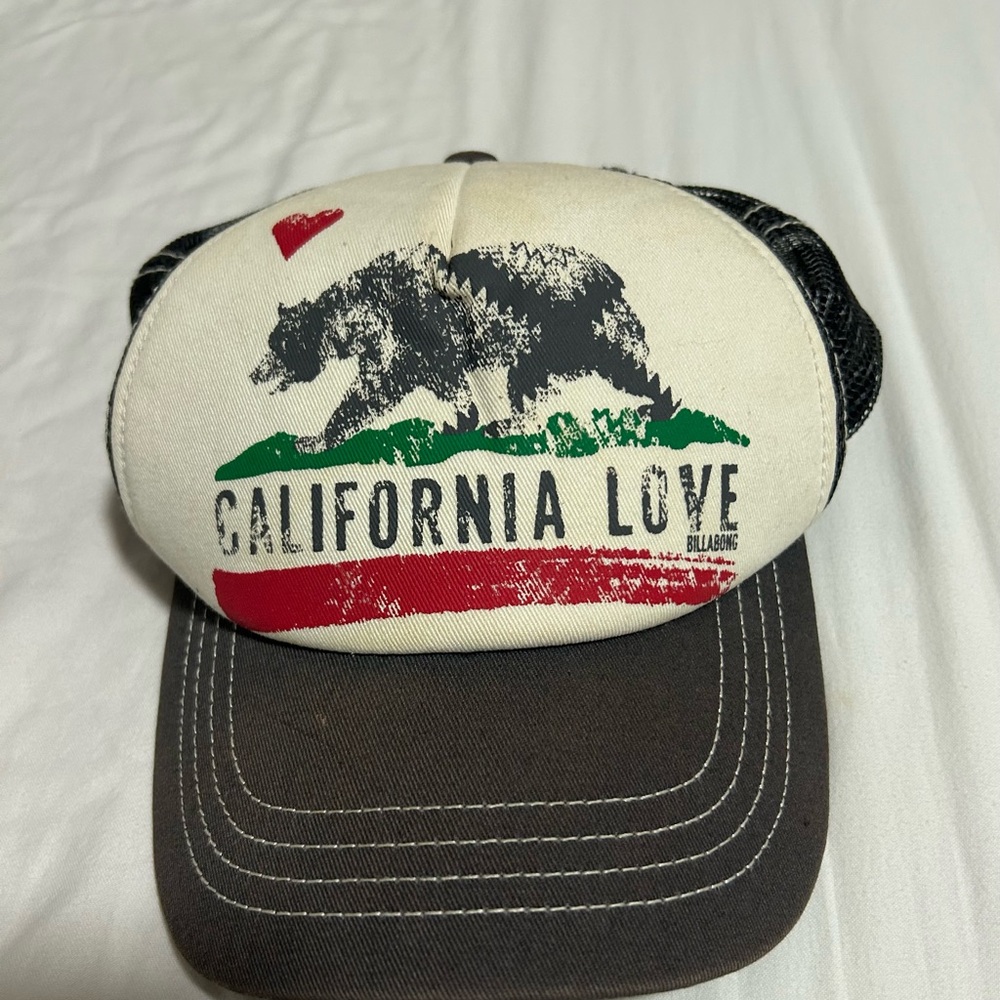 Hat by Billabong, has adjustable strap to adjust size